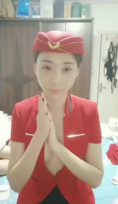 素颜在家跟小哥激情性爱穿上性感的制服诱惑让小哥舔逼各种爆草抽插浪荡呻吟捆绑束缚抠逼玩弄刺激.