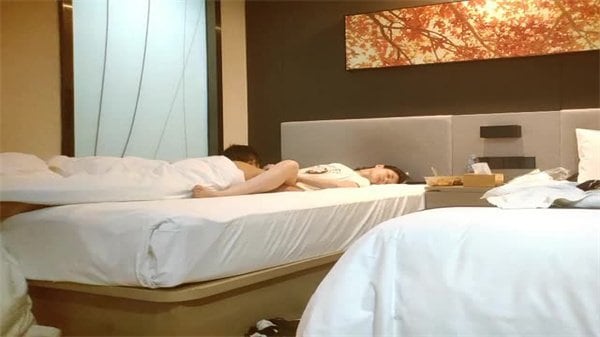 偷拍大长腿女神一通忽悠来到酒店肤白貌美颜值满分